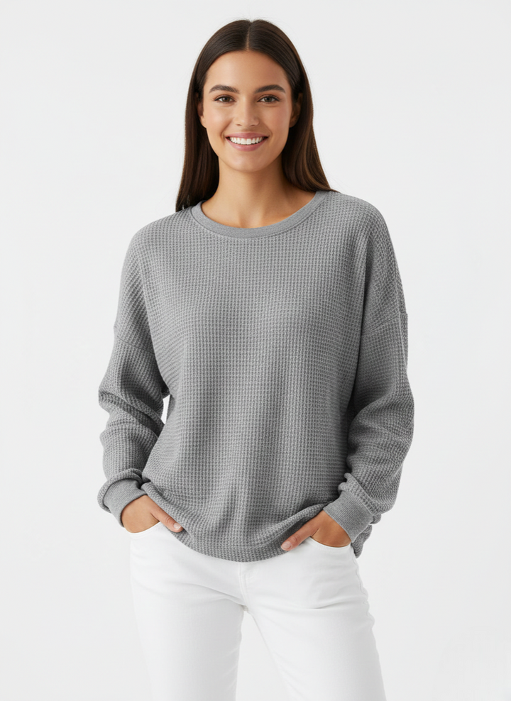 Élégant pull femme oversize en maille gaufre, parfait pour un style décontracté et confortable en toute saison.