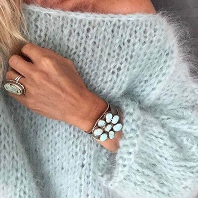 Pull femme tricoté en laine, style moderne et élégant.  Chaleur et confort assurés.