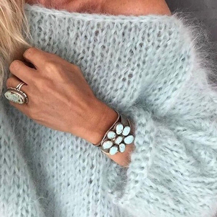Pull femme tricoté en laine, style moderne et élégant.  Chaleur et confort assurés.