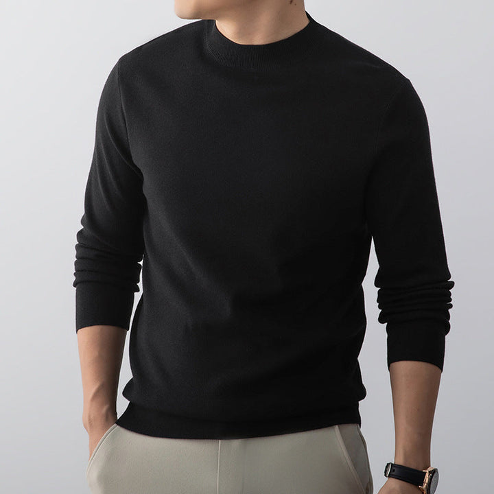 Homme portant pull polyvalent col rond, look décontracté-chic pour le quotidien.