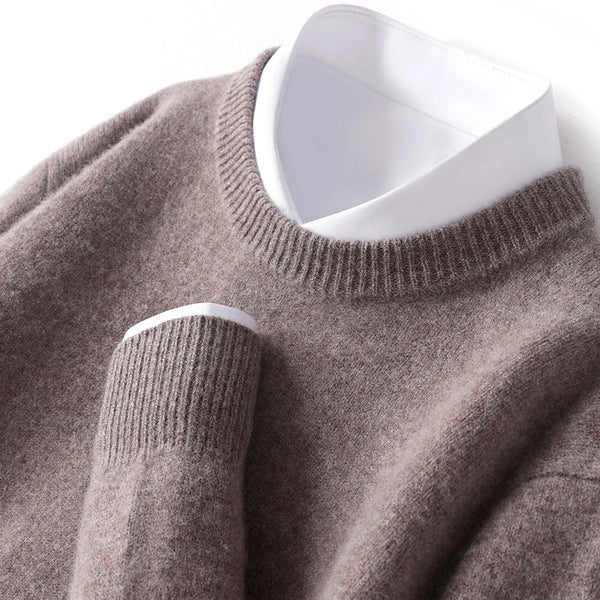 Pull homme col double élégant, coupe moderne.  Tricot doux et confortable.