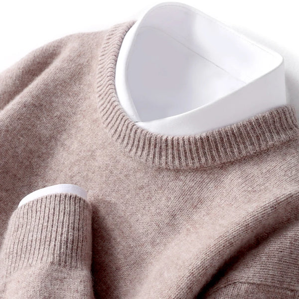Pull homme col double élégant, coupe moderne.  Tricot doux et confortable.