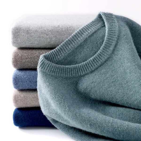 Pull homme col double élégant, coupe moderne.  Tricot doux et confortable.