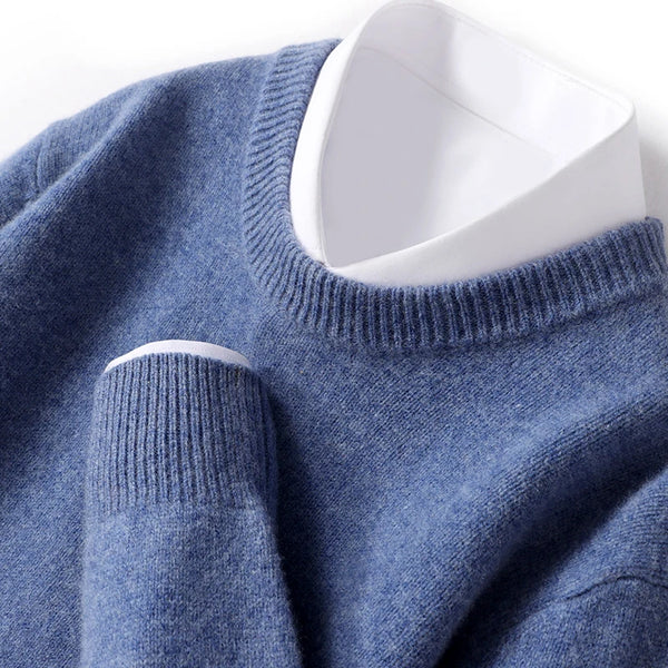 Pull homme col double élégant, coupe moderne.  Tricot doux et confortable.