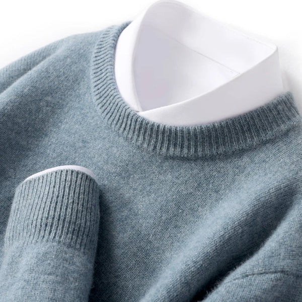Pull homme col double élégant, coupe moderne.  Tricot doux et confortable.