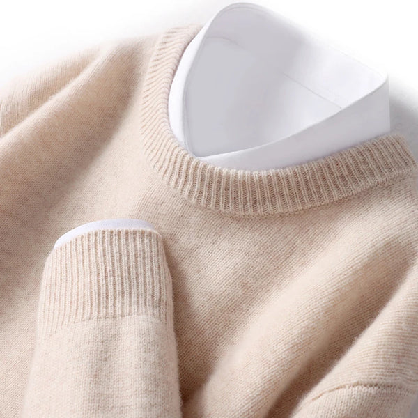 Pull homme col double élégant, coupe moderne.  Tricot doux et confortable.