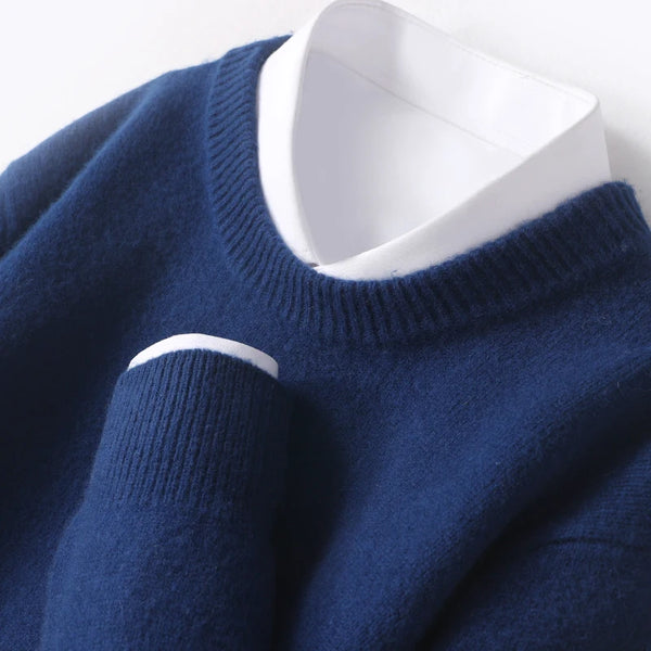 Pull homme col double élégant, coupe moderne.  Tricot doux et confortable.