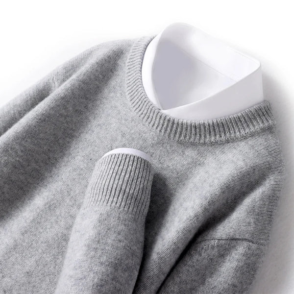 Pull homme col double élégant, coupe moderne.  Tricot doux et confortable.