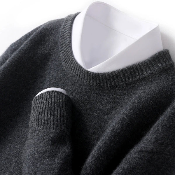 Pull homme col double élégant, coupe moderne.  Tricot doux et confortable.