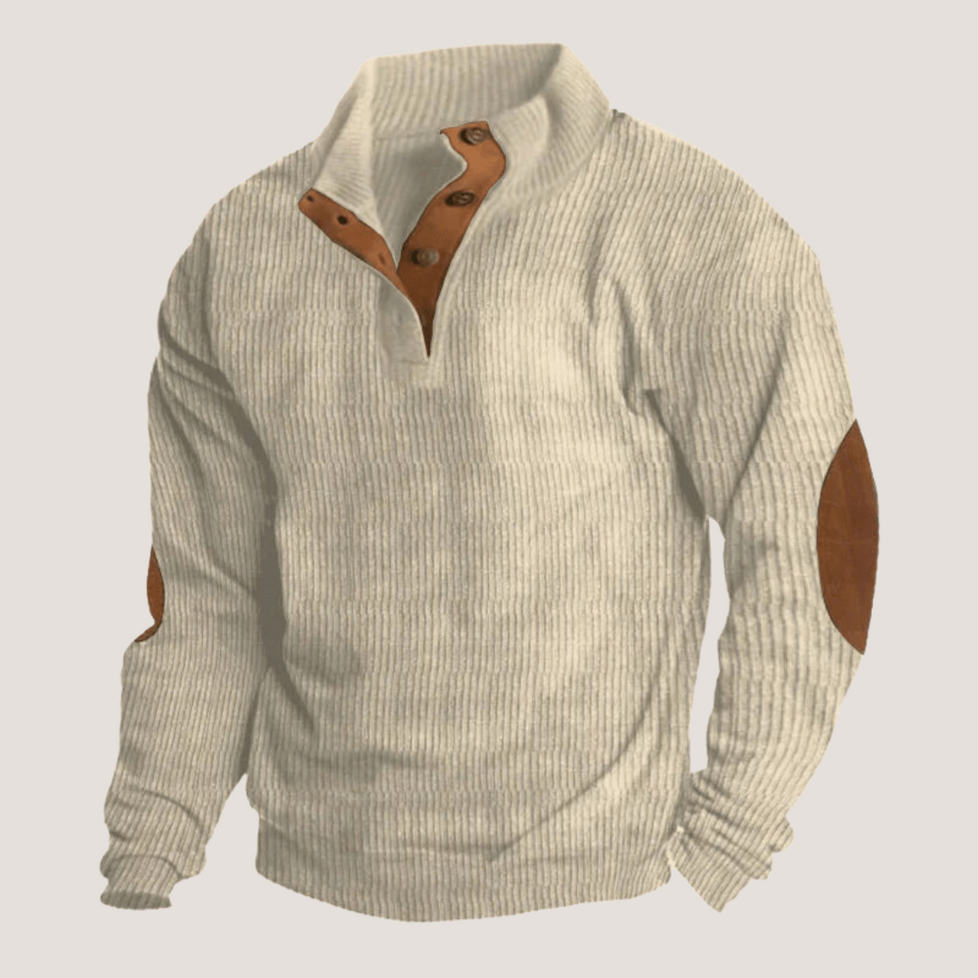 Vue détaillée d'un pull homme stylé avec coudières contrastées et col montant, vêtement rétro moderne.