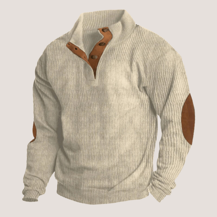 Vue détaillée d'un pull homme stylé avec coudières contrastées et col montant, vêtement rétro moderne.