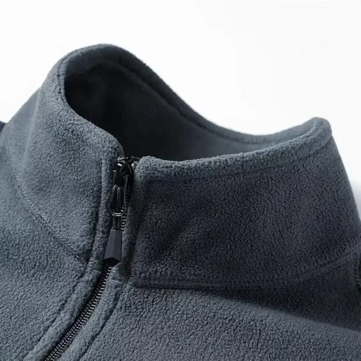 Détail du col demi-zip sur pull homme thermique, vêtement chaud et stylé pour saison froide.