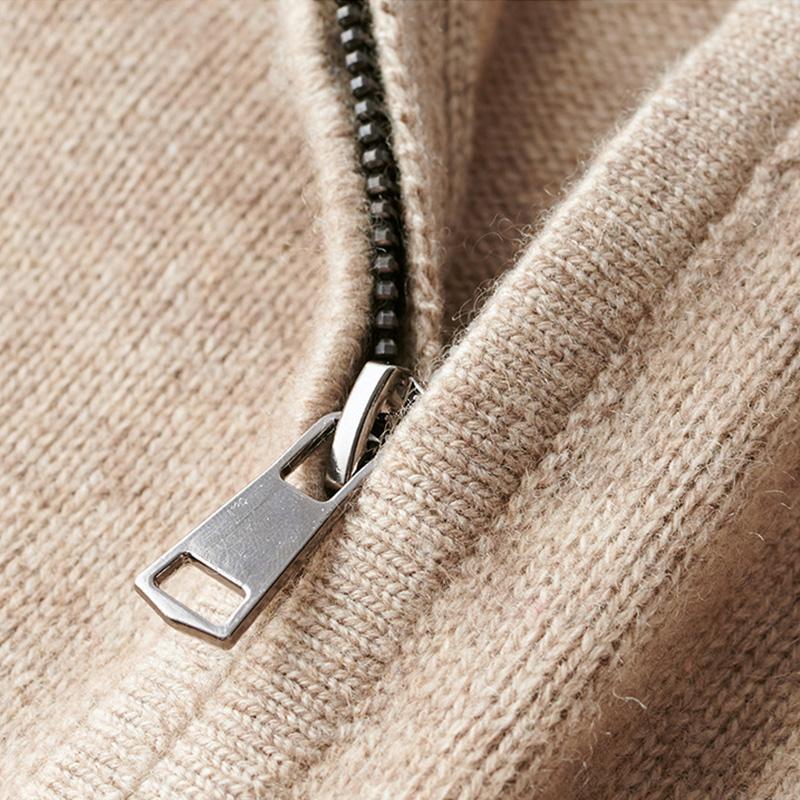 "Pull homme élégant en laine, texture douce, gris, coupe ajustée, manche longue, pour chaleur et confort."