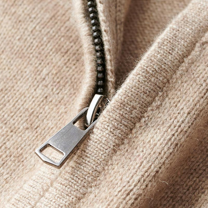 "Pull homme élégant en laine, texture douce, gris, coupe ajustée, manche longue, pour chaleur et confort."