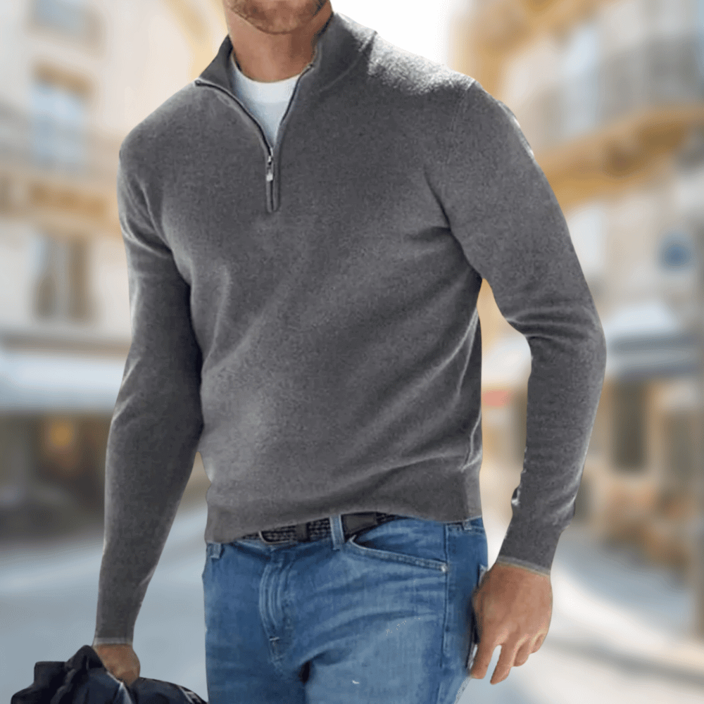 Pull homme basique essentiel, couleur automnale. Confortable et élégant, un atout pour le style masculin quotidien.