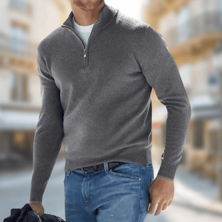 Pull homme basique essentiel, couleur automnale. Confortable et élégant, un atout pour le style masculin quotidien.
