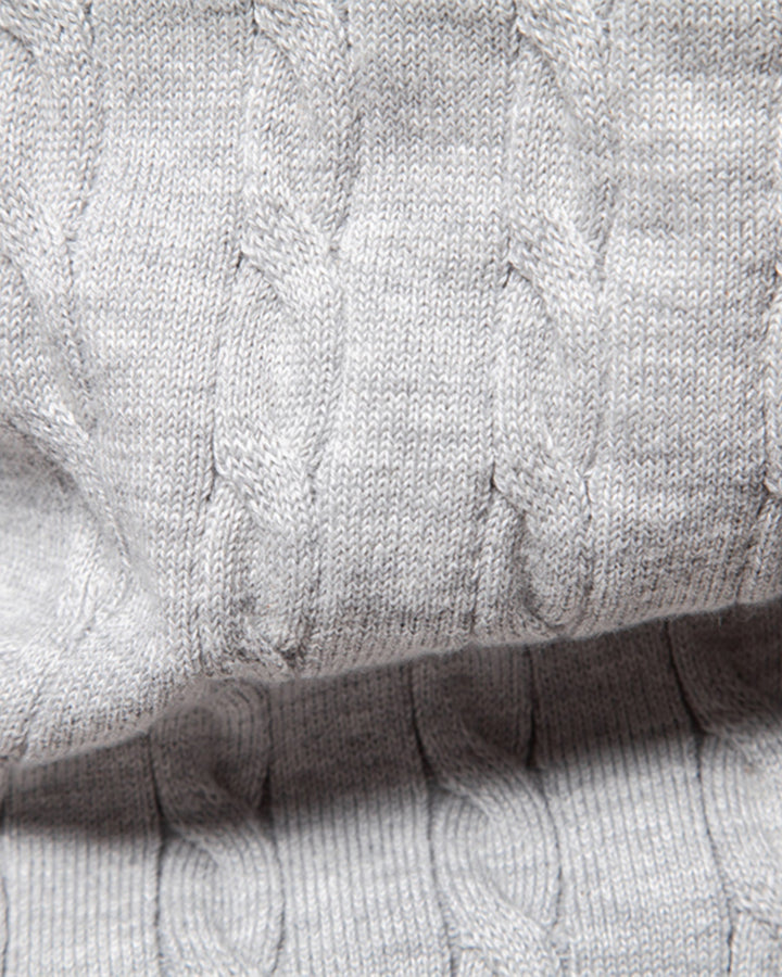 Élégant pull homme en tricot torsadé bleu, un incontournable de l'automne.