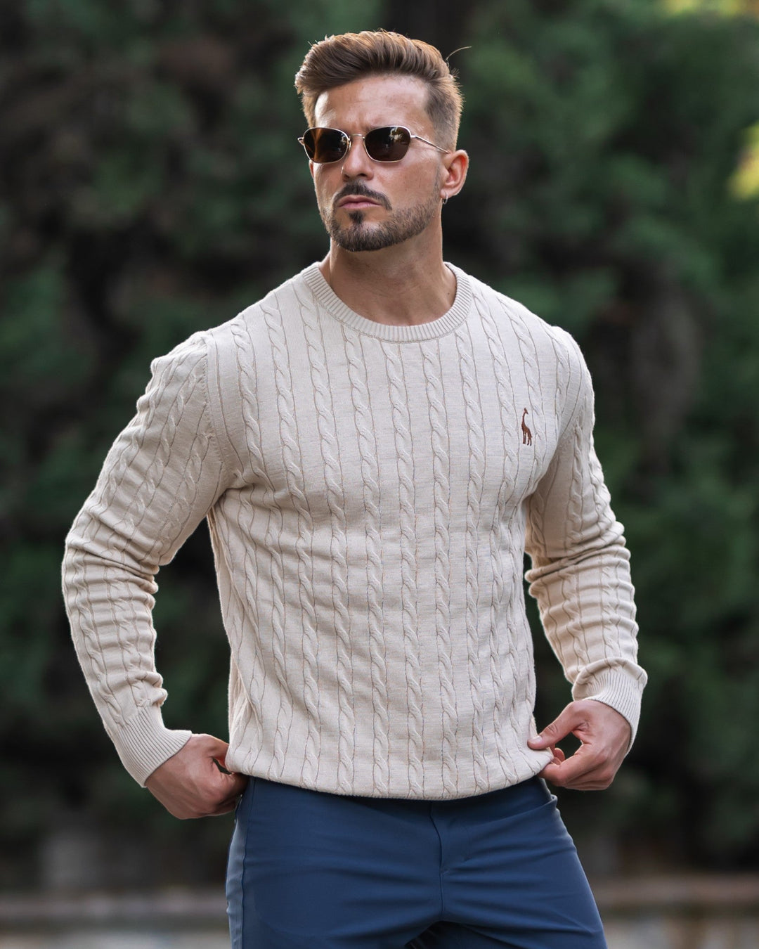 Mode homme: pull torsadé gris clair, élégance intemporelle pour l'automne.