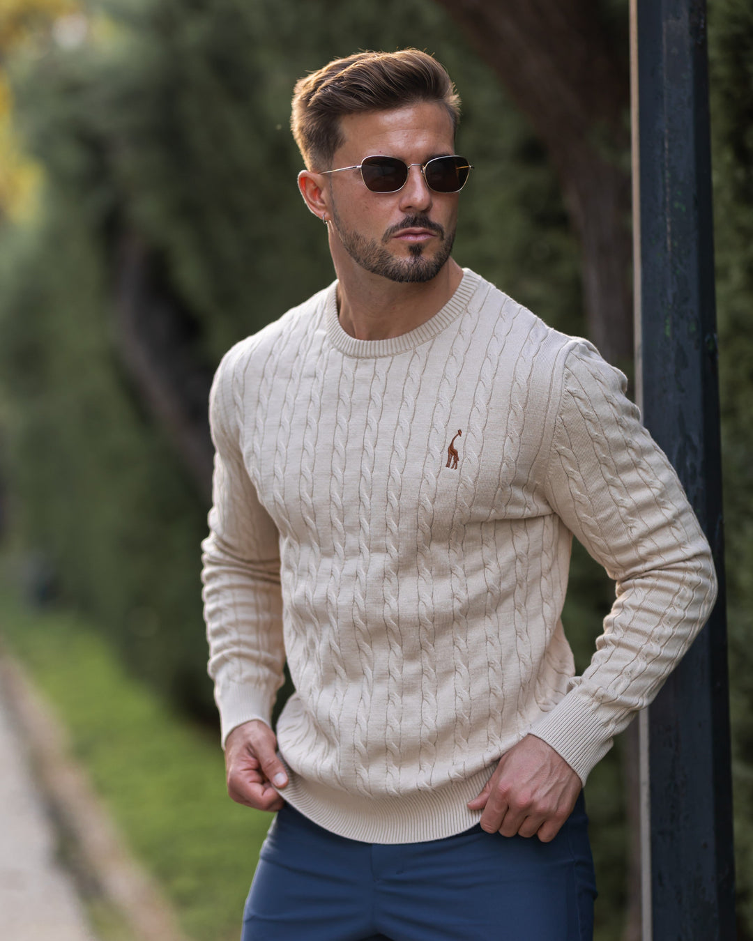 Pull à col rond en tricot torsadé pour homme, style automne chic et chaleureux.