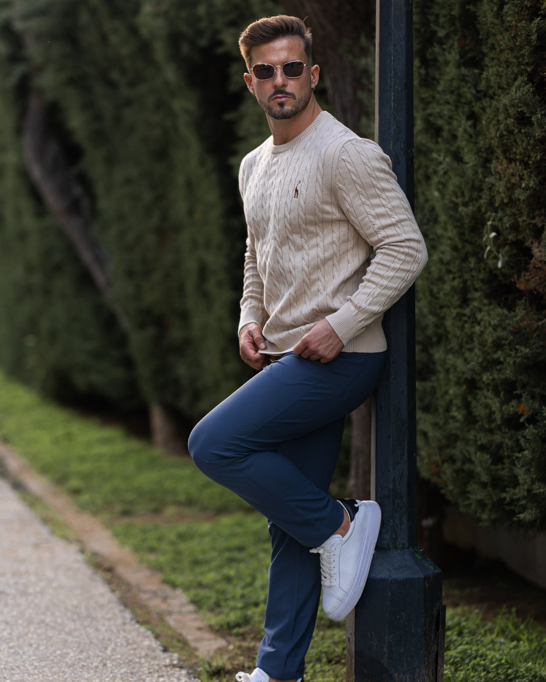 Détail rapproché du pull homme à torsades complexes, texture riche et artisanale.