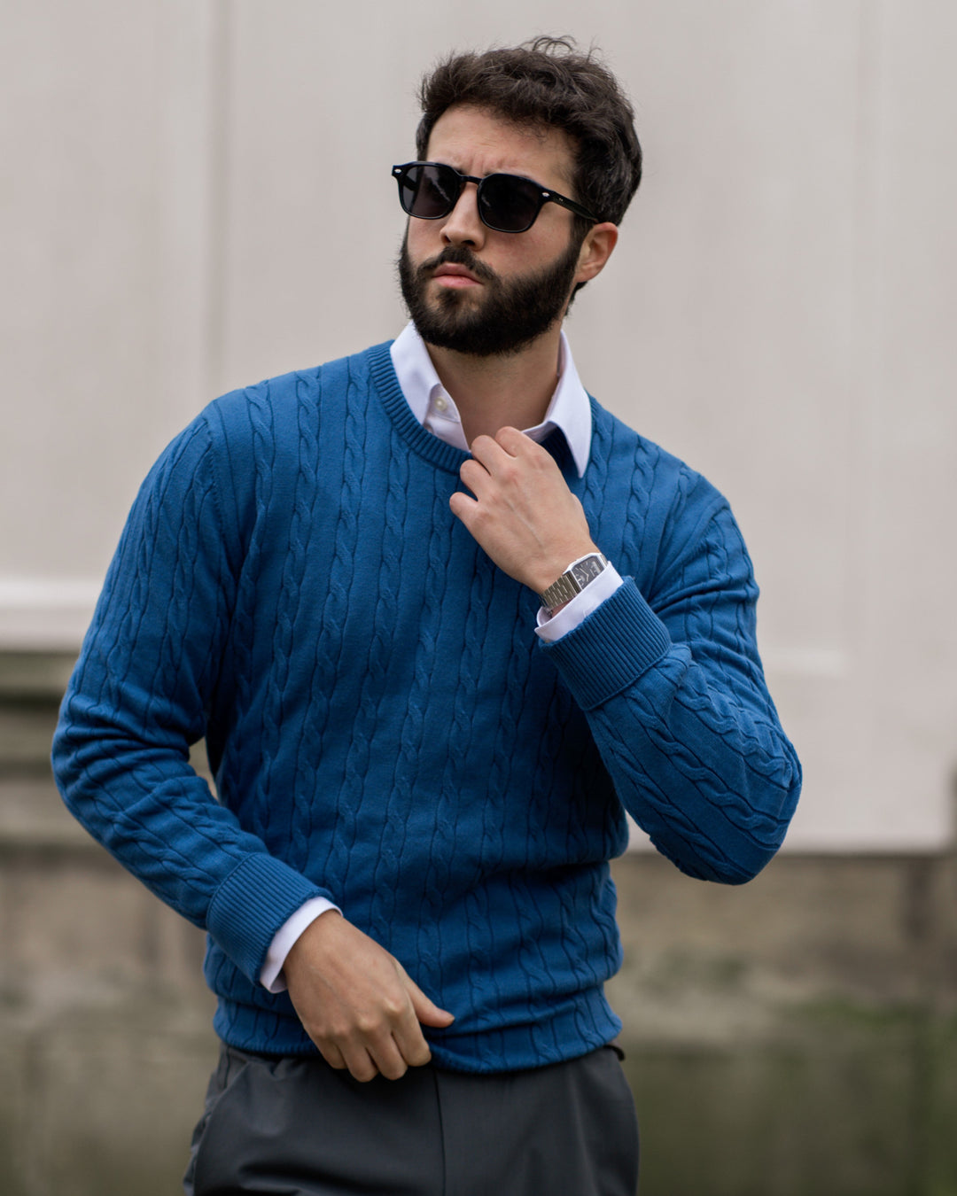 Pull homme décontracté en tricot torsadé vert, idéal pour les fraîches journées.