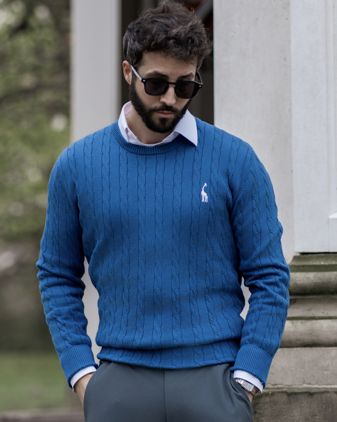 Mode masculine automnale: pull torsadé raffiné et chaud pour homme.