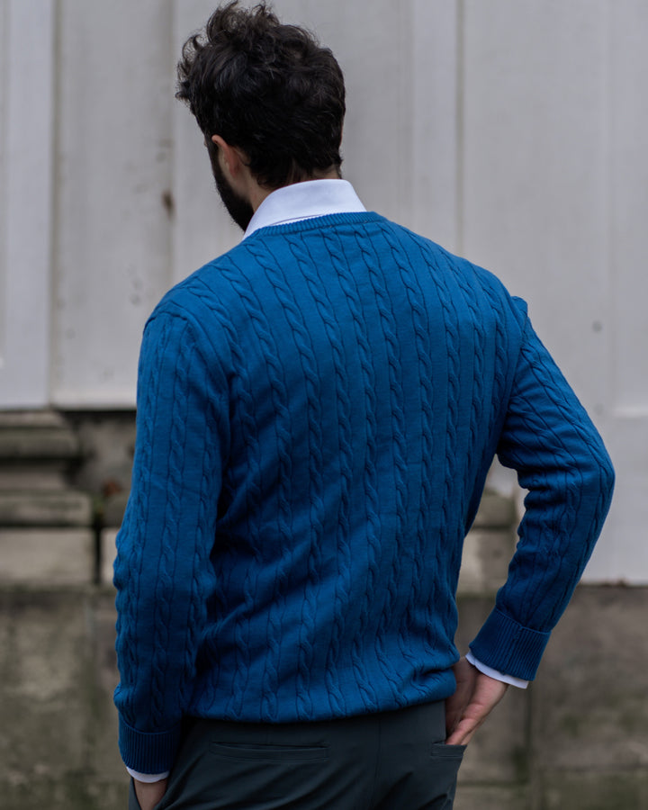 Chandail élégant pour homme, pull classique gris à motifs torsadés uniques.