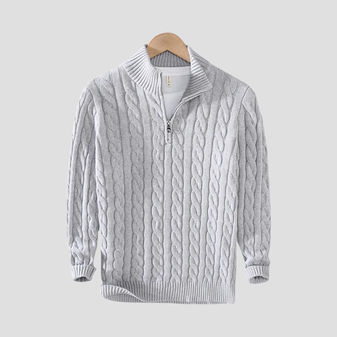 Pull homme torsadé, coupe classique, col zippé, gris. Élégance décontractée et intemporelle pour un look moderne.