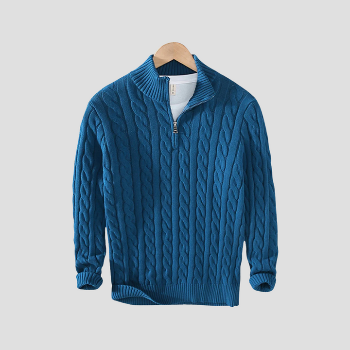 Pull homme torsadé, coupe classique, col zippé, gris. Élégance décontractée et intemporelle pour un look moderne.