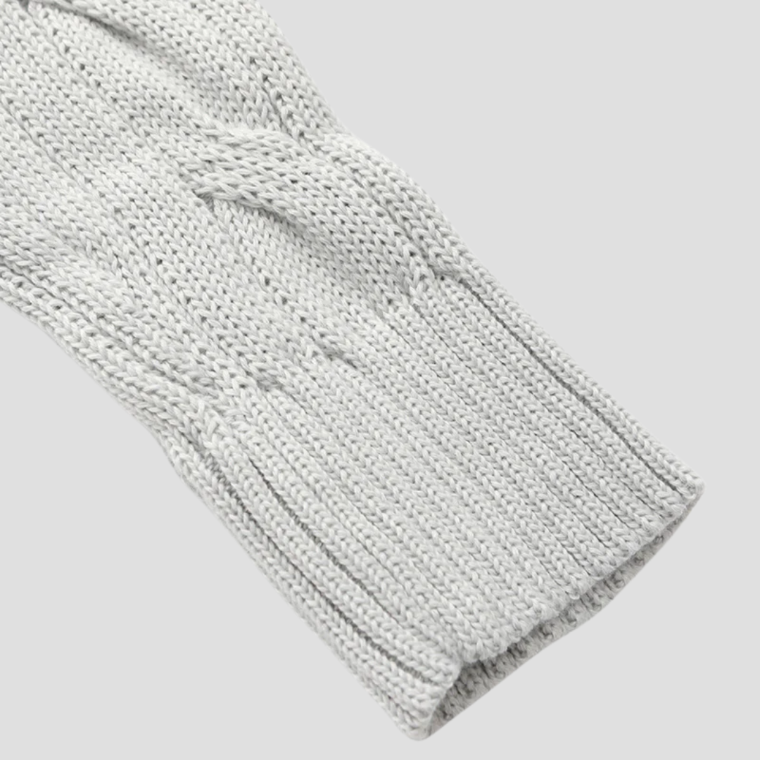 Pull homme torsadé, coupe classique, col zippé, gris. Élégance décontractée et intemporelle pour un look moderne.