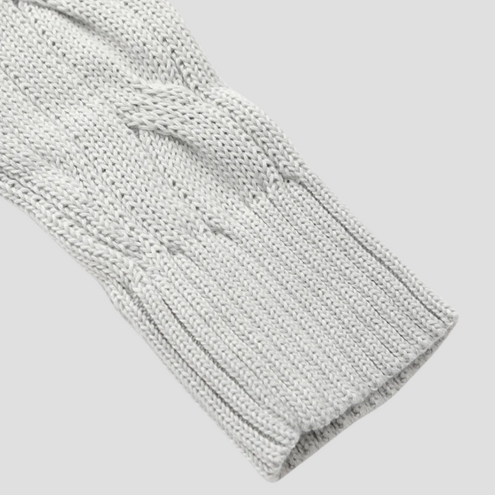 Pull homme torsadé, coupe classique, col zippé, gris. Élégance décontractée et intemporelle pour un look moderne.