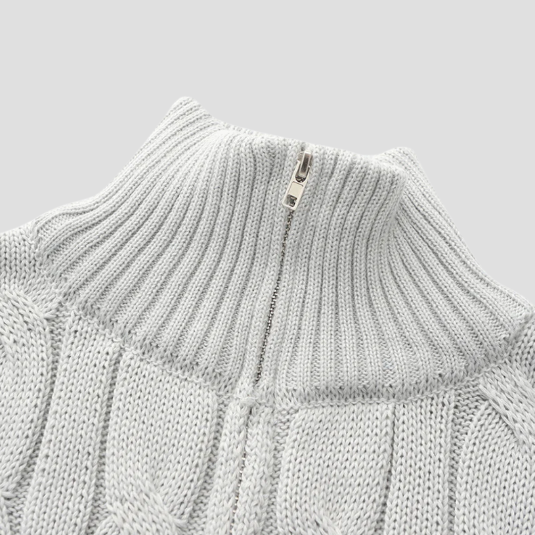 Pull homme torsadé, coupe classique, col zippé, gris. Élégance décontractée et intemporelle pour un look moderne.
