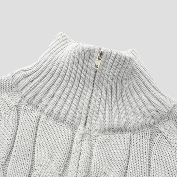 Pull homme torsadé, coupe classique, col zippé, gris. Élégance décontractée et intemporelle pour un look moderne.