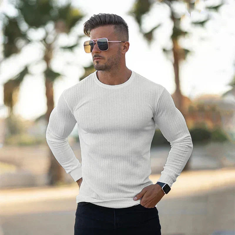 Pull homme élégant et intemporel, offrant confort et style moderne. Un indispensable pour la mode masculine.
