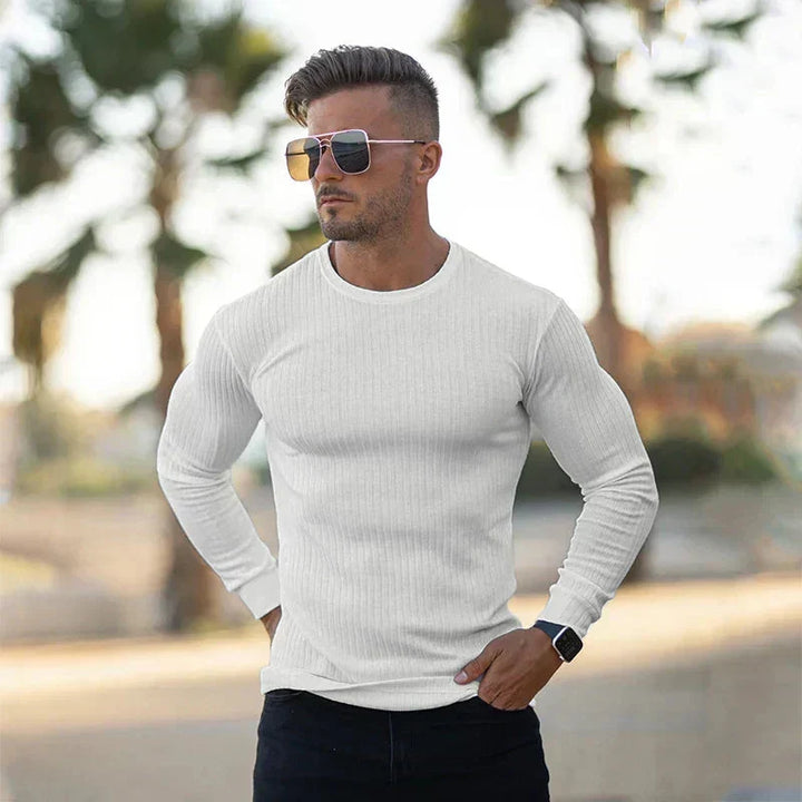 Pull homme élégant et intemporel, offrant confort et style moderne. Un indispensable pour la mode masculine.