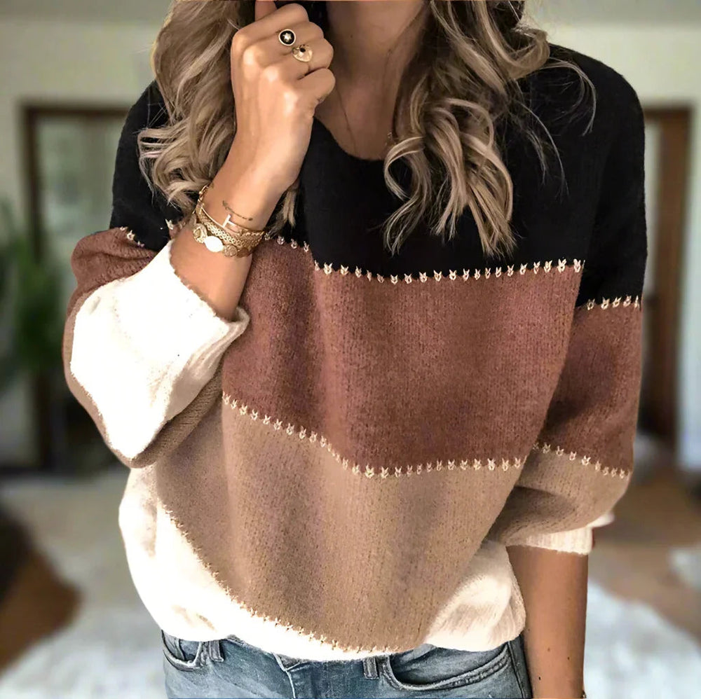 Détail du pull tricoté bicolore femme, col rond. Matière confortable et chaude pour l'hiver. Mode féminine.