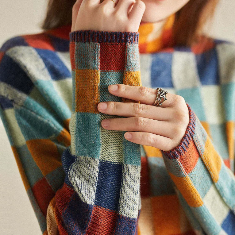 "Pull oversize en cachemire doux gris avec col roulé, idéal pour un style confortable et élégant."