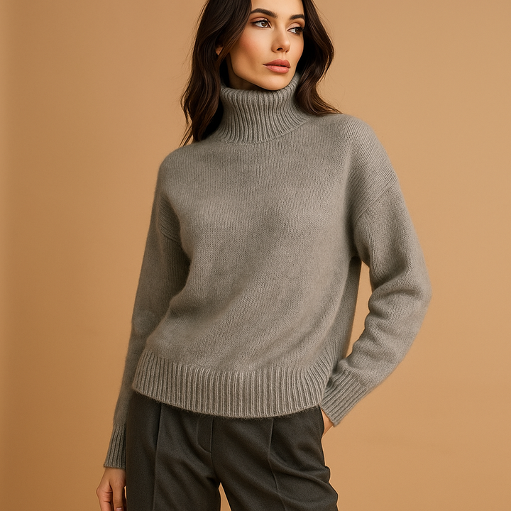 Élégant pull femme col roulé oversize beige, mode décontractée chic pour les journées fraîches d'automne et d'hiver.