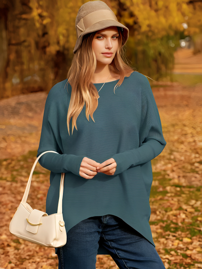 Chandail oversize femme casual chic, parfait pour la mode automne-hiver. Vêtement femme confortable.