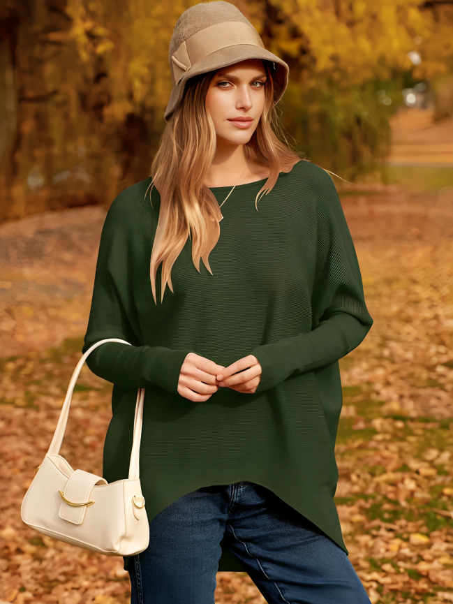 Détail du pull femme oversize en tricot, texture douce. Vêtement chaud et chic pour l'automne-hiver.