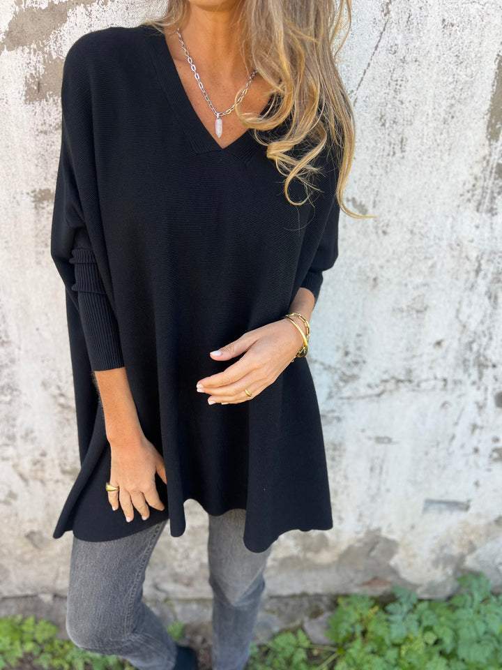 Pull oversize noir tricoté femme, col V élégant, pour un style hivernal chic et confortable. Idéal mode femme.