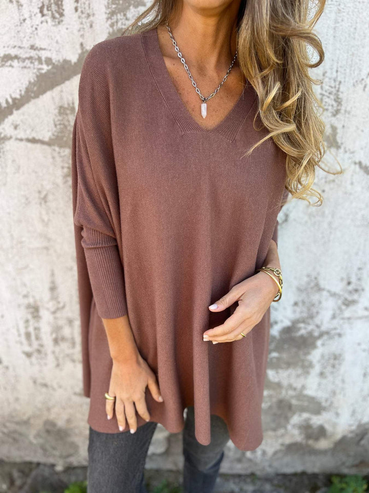 Pull femme oversize noir tricoté à col V. Confortable et décontracté, parfait pour l'hiver et la mode quotidienne.