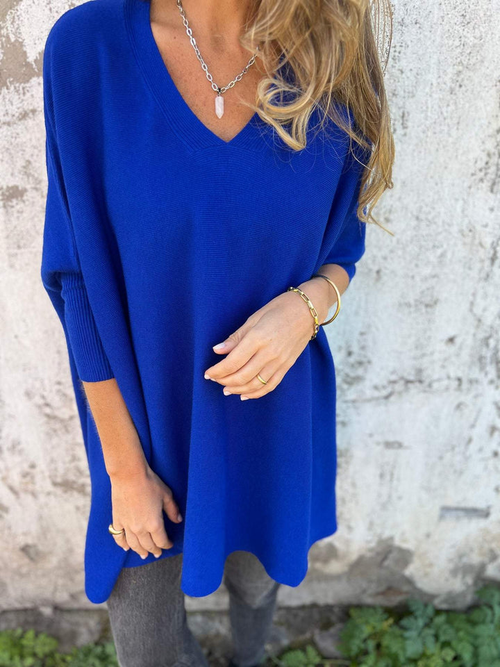 Pull noir oversize à col V pour femme. Tricoté, confortable et polyvalent, parfait pour un look décontracté ou élégant.