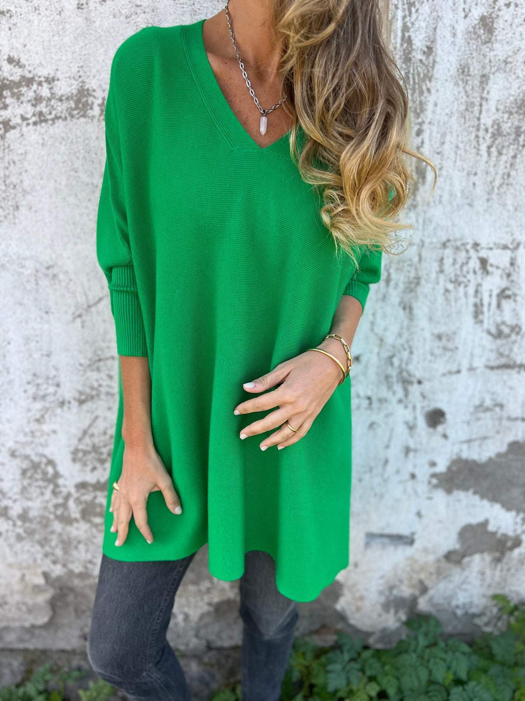 Pull femme noir tricoté oversize, col V. Un essentiel mode hiver, élégant et chaud pour toutes les occasions.