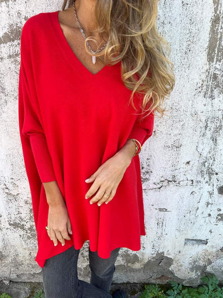 Élégant pull oversize noir tricoté pour femme, avec col V et manches longues. Un classique de la mode hivernale.