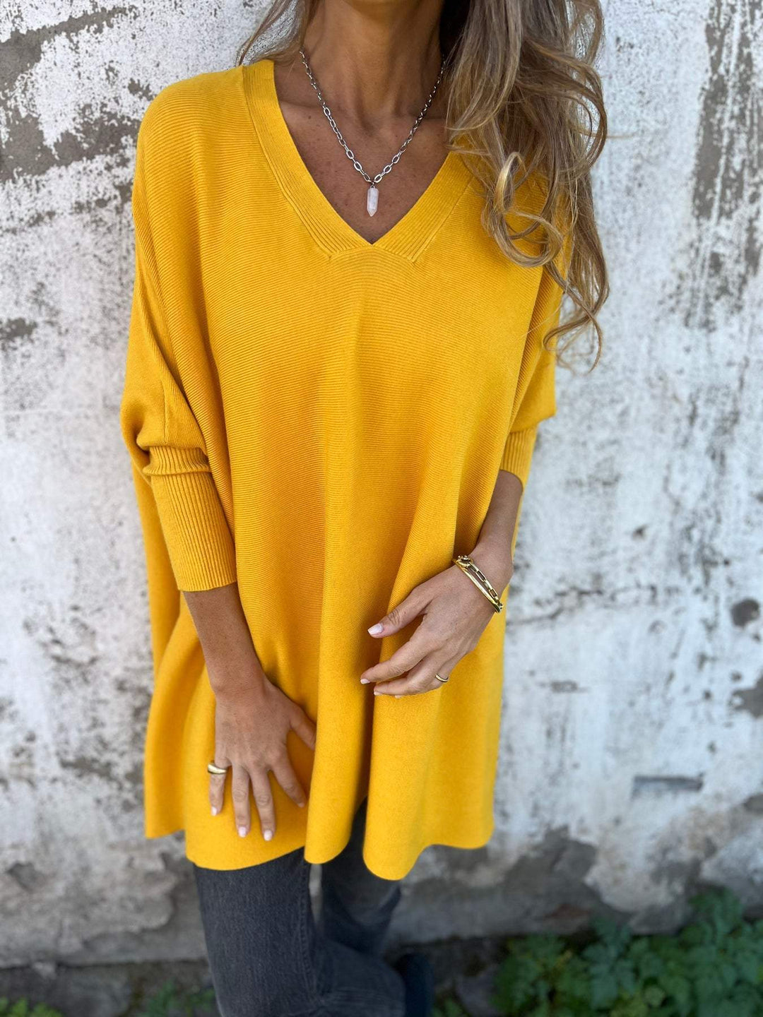 Pull femme noir tricoté oversize, col V. Associe confort douillet et style élégant pour la mode hivernale.