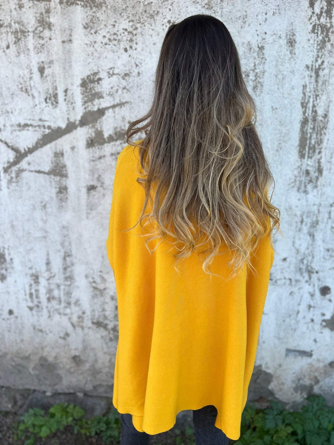 Pull tricoté femme oversize noir, col V décontracté. Créez des tenues modernes et confortables pour l'hiver.