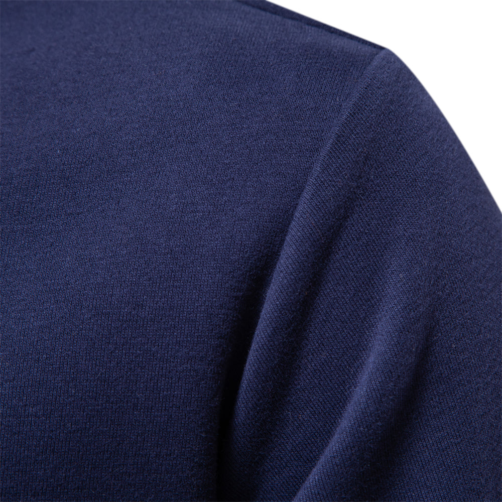 Pull polo bleu marine homme. Manches longues, col classique, élégant et intemporel pour la mode masculine.