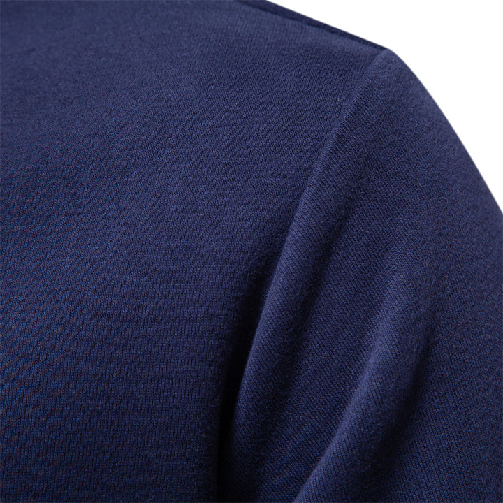 Pull polo bleu marine homme. Manches longues, col classique, élégant et intemporel pour la mode masculine.