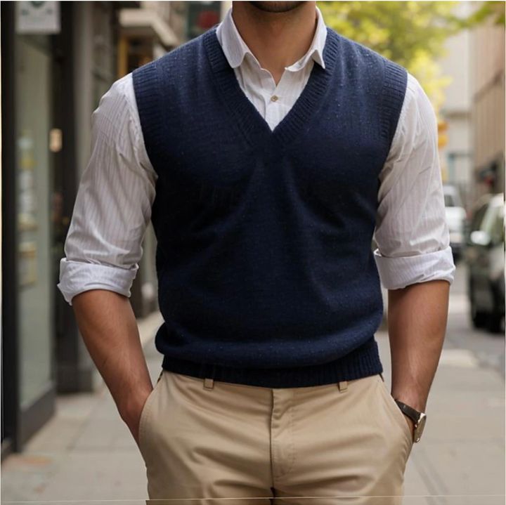 Pull sans manches homme col V ajusté, style vintage, couleur rouge, parfait avec chemise ou t-shirt, élégant et intemporel.